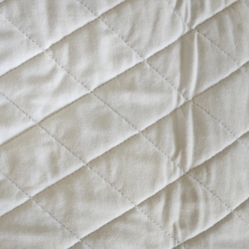 Alternative view of HLM 防水床墊 (白色墊，藍色側翼防走位，可機洗)