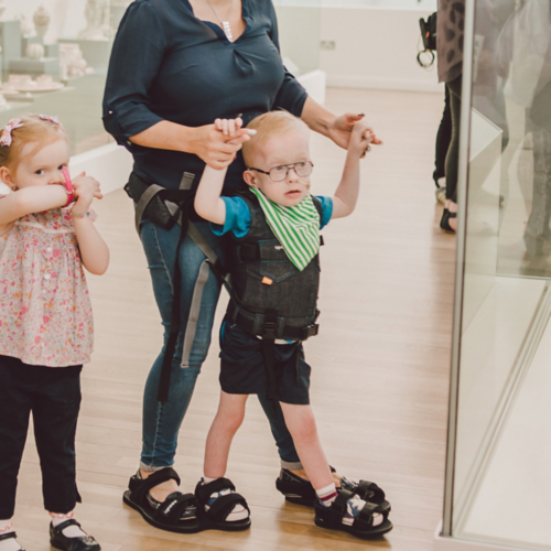 美國 Sunrise Leckey Firefly Upsee 輔助學步穿戴裝置 (Size M：適合5-6歲兒童)【英國製造】